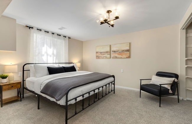 Downtown Windsor Home With Hot Tub & Pool Table - Photo 2