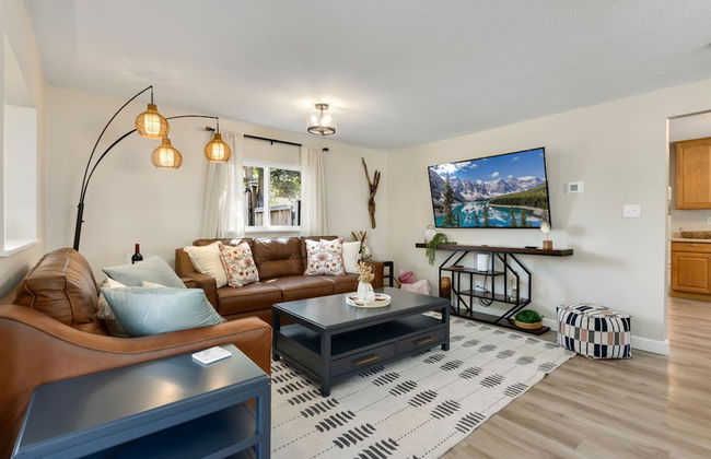 Downtown Windsor Home With Hot Tub & Pool Table - Photo 13