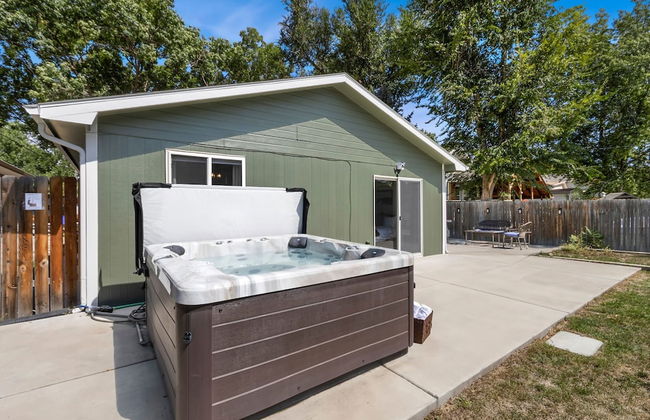 Downtown Windsor Home With Hot Tub & Pool Table - Photo 43