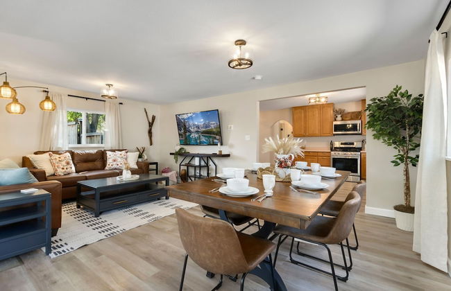 Downtown Windsor Home With Hot Tub & Pool Table - Photo 32