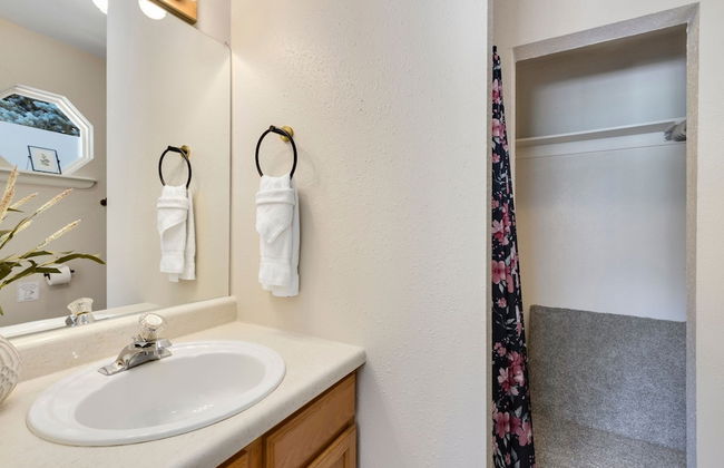 Downtown Windsor Home With Hot Tub & Pool Table - Photo 17