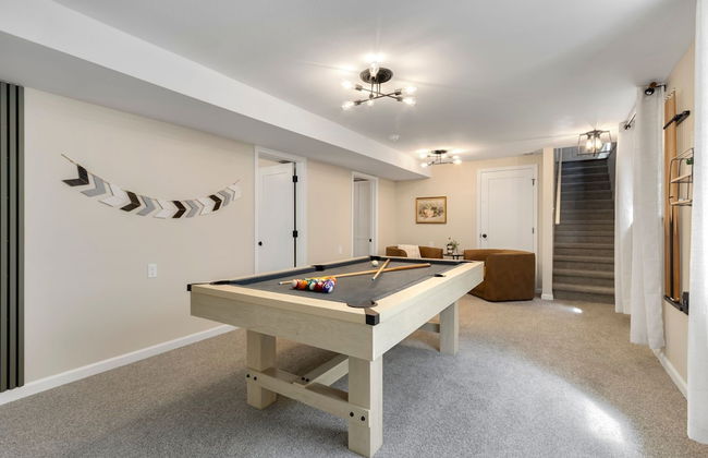 Downtown Windsor Home With Hot Tub & Pool Table - Photo 23