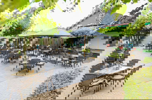 Foto 18 - Chalet by Pond in Eindhoven Holiday Park