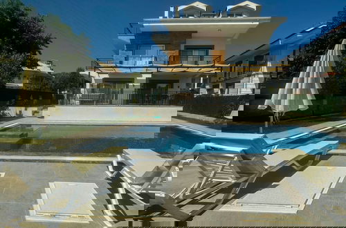 Foto 6 - Huge Triplex Villa w Pool and Garden in Fethiye