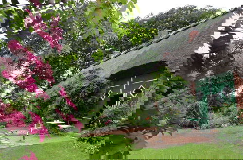 Foto 25 - Romantic Thatched Roof House