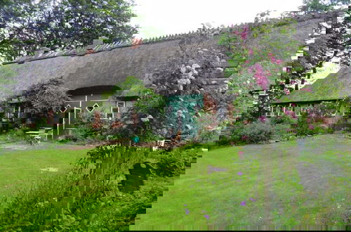 Foto 22 - Romantic Thatched Roof House