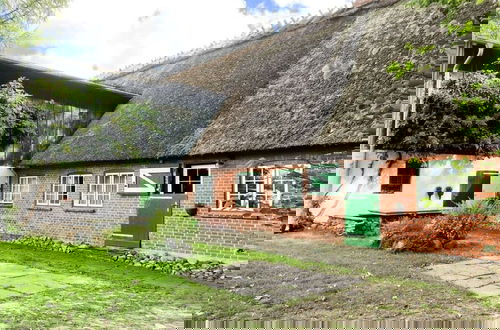 Foto 20 - Romantic Thatched Roof House