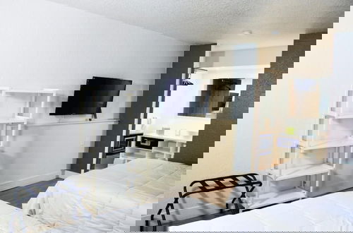 Foto 8 - 1/1 Condo-hotel With Double bed and Community Pool Miles From Disney!