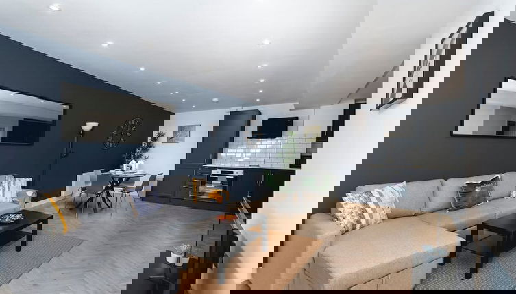 Foto 1 - Bright Spacious Condo Free Parking 5min to Beach