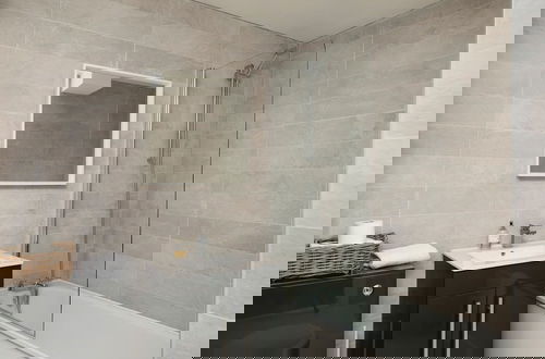 Foto 4 - Bright Spacious Condo Free Parking 5min to Beach