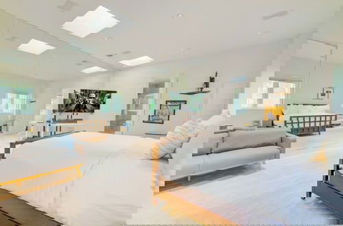 Foto 16 - Carolwood - Modern Tuscan Villa With Rolling Lawns and Loggia in Holmby Hills