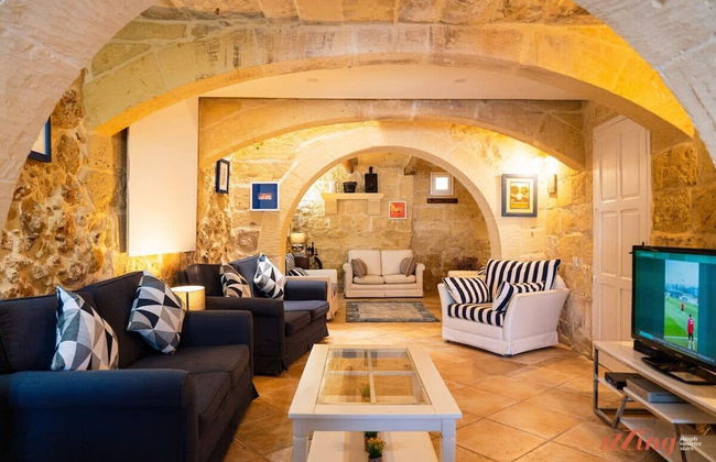 A Stunning Gozo Farmhouse With a Large Pool - Photo 11