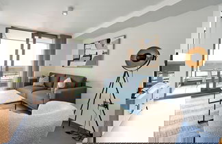 Foto 1 - Stunning One-bedroom Apartment With City Views