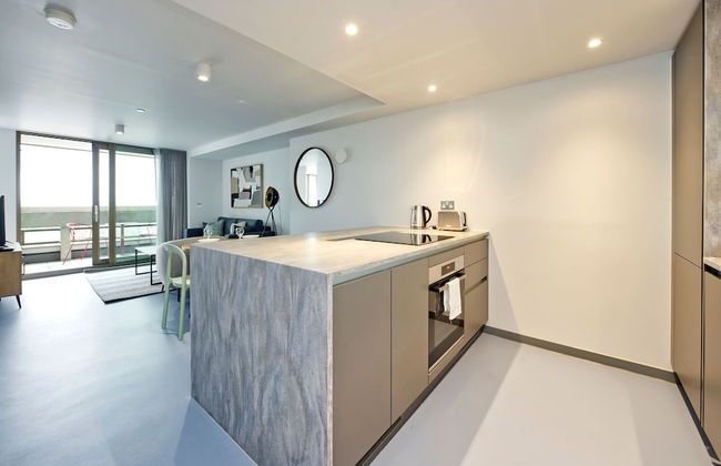 Stunning One-bedroom Apartment With City Views - Photo 4
