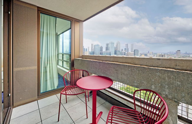 Stunning One-bedroom Apartment With City Views - Photo 2