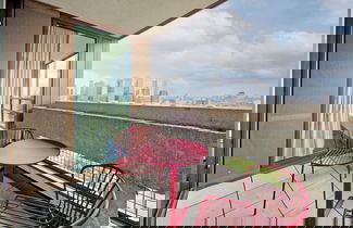 Foto 2 - Stunning One-bedroom Apartment With City Views