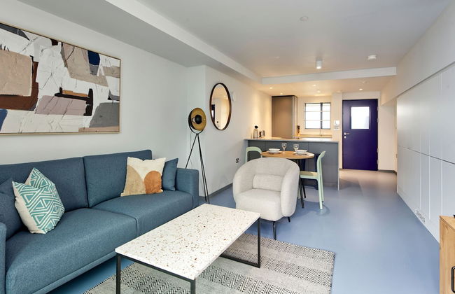 Stunning One-bedroom Apartment With City Views - Photo 11