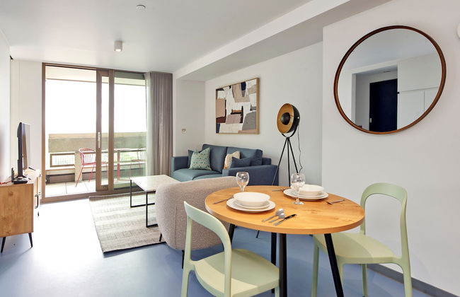 Stunning One-bedroom Apartment With City Views - Photo 8
