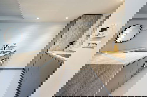 Foto 12 - Stunning One-bedroom Apartment With City Views