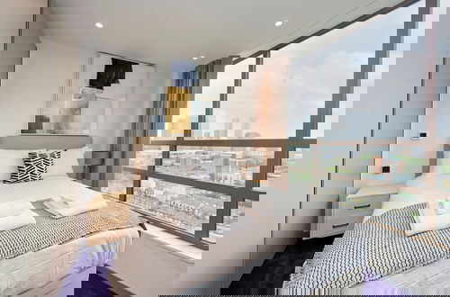 Foto 3 - Stunning One-bedroom Apartment With City Views