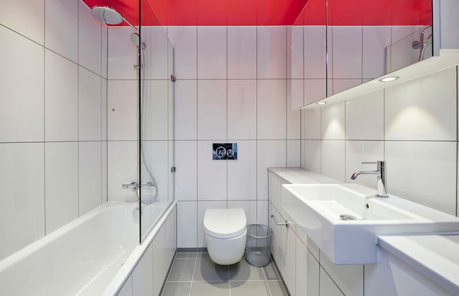 Stunning One-bedroom Apartment With City Views - Photo 13