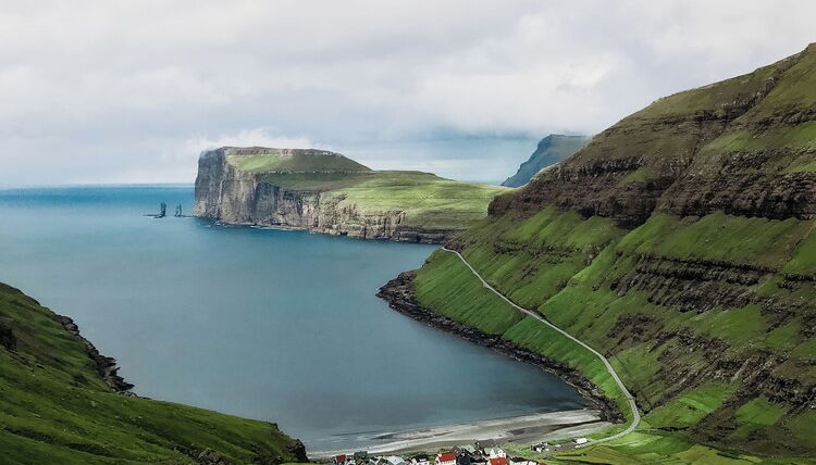 Photo 1 - Tranquil Village Retreat | Tjørnuvík