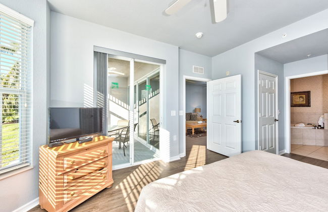 Asiago Vacation Rental at Lely Resort. Newly Furnished 2-Bedroom Condo with Stunning Lake & Golf Views. Spacious Retreat with Private Lanai, Resort Pool, Hot Tub and Gym Access - Foto 7