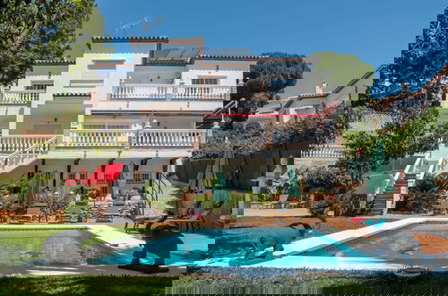Foto 17 - Luxurious Home - Perfect for Families and Friends