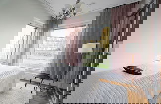 Photo 2 - Modern 2BR Apt with Sauna & Free Parking