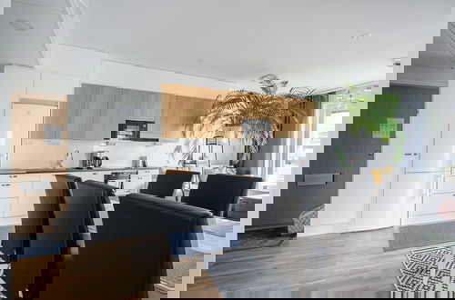 Photo 6 - Modern 2BR Apt with Sauna & Free Parking