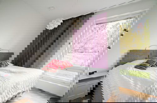 Photo 3 - Modern 2BR Apt with Sauna & Free Parking