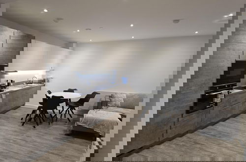 Foto 15 - Luxurious 2-bed Haven in the Heart of Barking