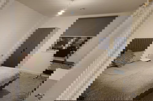 Foto 7 - Luxurious 2-bed Haven in the Heart of Barking