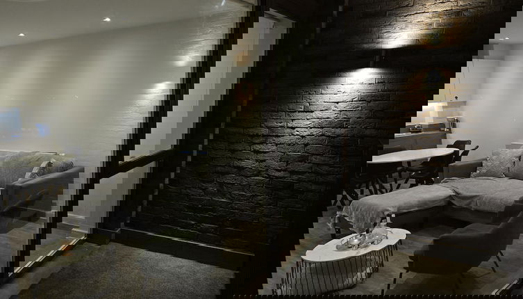 Photo 1 - Luxurious 2-bed Haven in the Heart of Barking