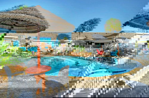 Foto 2 - Pool, Playground, Patio Living, Family-friendly Clamshell Cottage by Avantstay