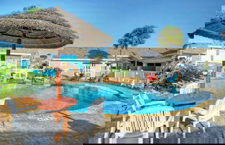 Foto 2 - Pool, Playground, Patio Living, Family-friendly Clamshell Cottage by Avantstay