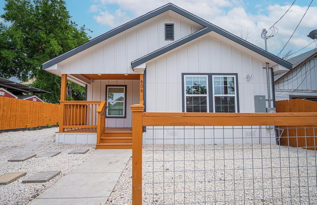 Spacious Delightful 4 BR/ 3 BA Close to Downtown - Photo 39