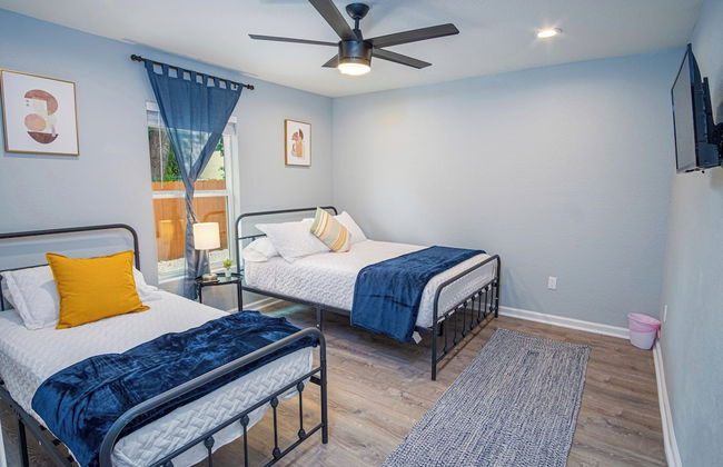 Spacious Delightful 4 BR/ 3 BA Close to Downtown - Photo 10