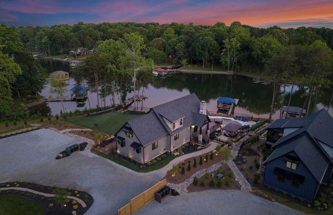Gray Fox Lodge by Avantstay Waterslide Pool, Theater Sleeps 23 - Photo 70
