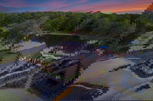 Foto 70 - Gray Fox Lodge by Avantstay Waterslide Pool, Theater Sleeps 23