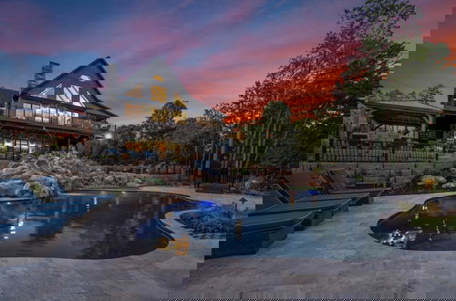 Foto 11 - Gray Fox Lodge by Avantstay Waterslide Pool, Theater Sleeps 23