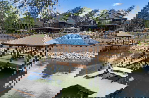 Foto 9 - Gray Fox Lodge by Avantstay Waterslide Pool, Theater Sleeps 23