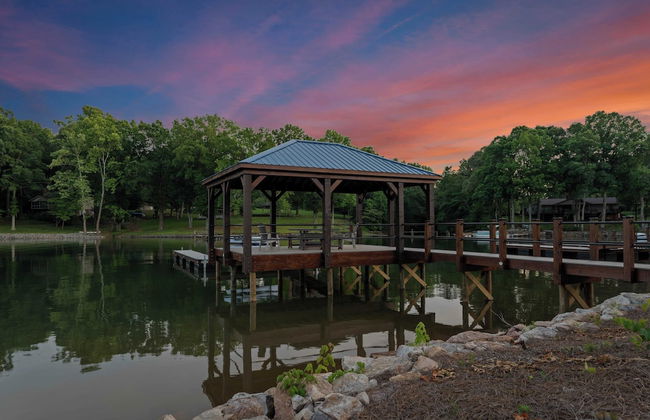 Gray Fox Lodge by Avantstay Waterslide Pool, Theater Sleeps 23 - Photo 55