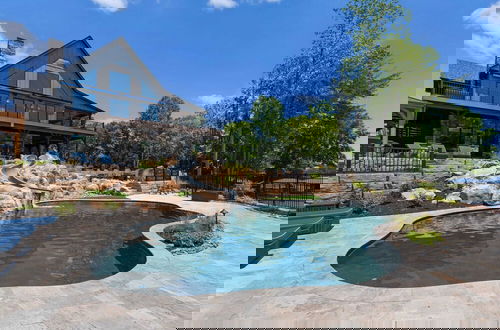 Foto 66 - Gray Fox Lodge by Avantstay Waterslide Pool, Theater Sleeps 23