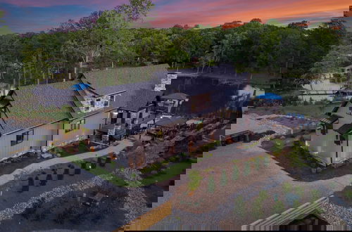 Foto 69 - Gray Fox Lodge by Avantstay Waterslide Pool, Theater Sleeps 23