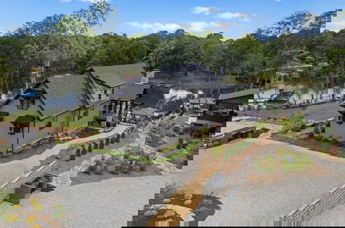 Foto 77 - Gray Fox Lodge by Avantstay Waterslide Pool, Theater Sleeps 23