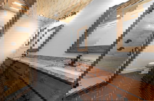 Foto 35 - Gray Fox Lodge by Avantstay Waterslide Pool, Theater Sleeps 23