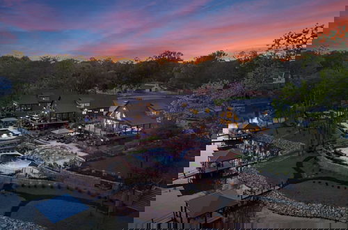 Foto 73 - Gray Fox Lodge by Avantstay Waterslide Pool, Theater Sleeps 23