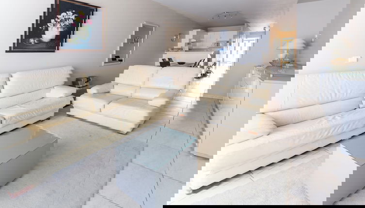 Foto 1 - Inviting Apartment With Terrace