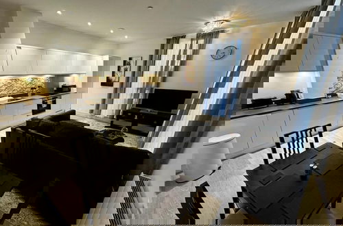 Photo 4 - Cozy Bracknell Apartment With Modern Amenities